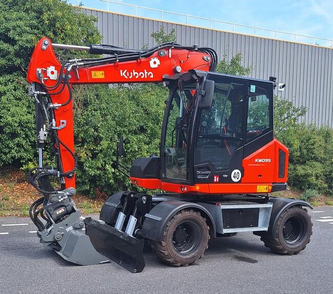 KW095 pelle sur pneus kubota